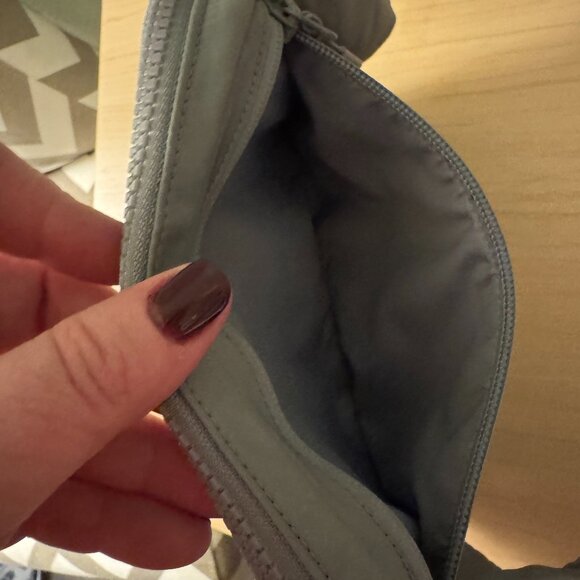 Lululemon Gray Waist Bag Lightwe Nylon Everyday On-the-Go Style - Picture 6 of 7